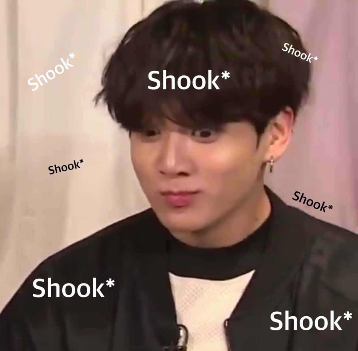 Bts Meme 桌布 壁紙 — 一位深色頭髮的年輕男子露出驚訝的表情，周圍重複出現白色文字「Shook*」。