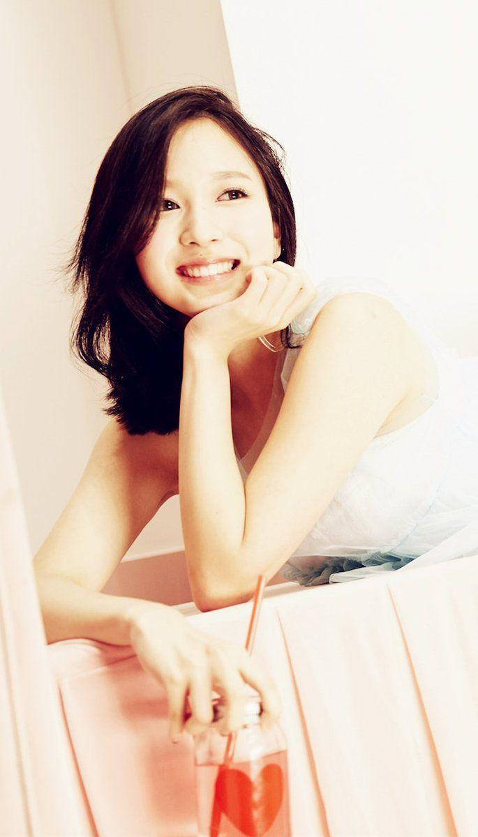Smile 桌布 壁紙 — 一位深色頭髮的微笑女士，手托下巴，拿著一杯有心形冰塊的飲料。
