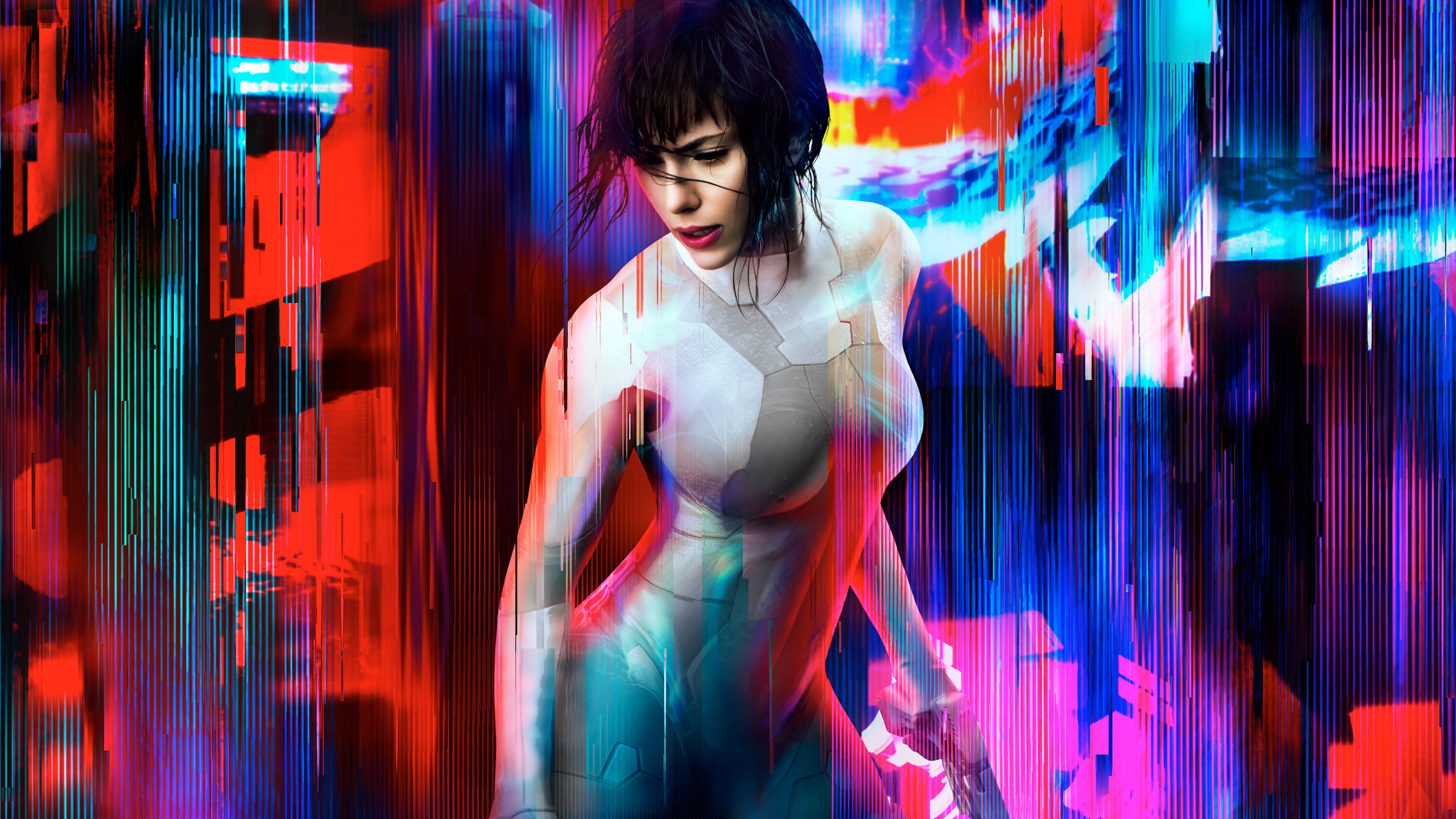 Scarlett 桌布 壁紙 — 一位深色頭髮的賽博龐克女性站在數位城市景觀中，周圍是充滿活力的故障霓虹燈光。