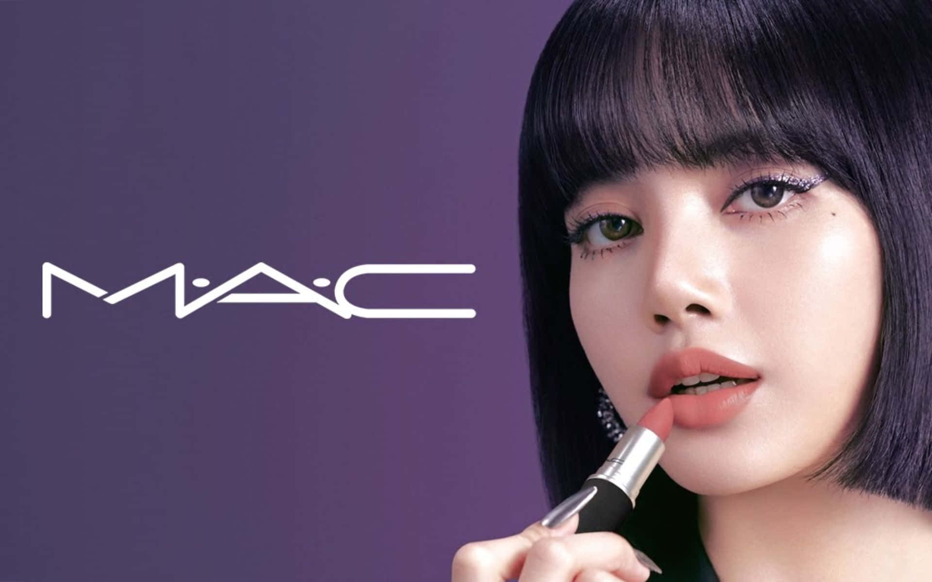 Mac Cosmetics 桌布 壁紙 — 一位深色鮑伯髮型的女性在純紫色背景上塗抹珊瑚色唇膏，背景上有MAC標誌。