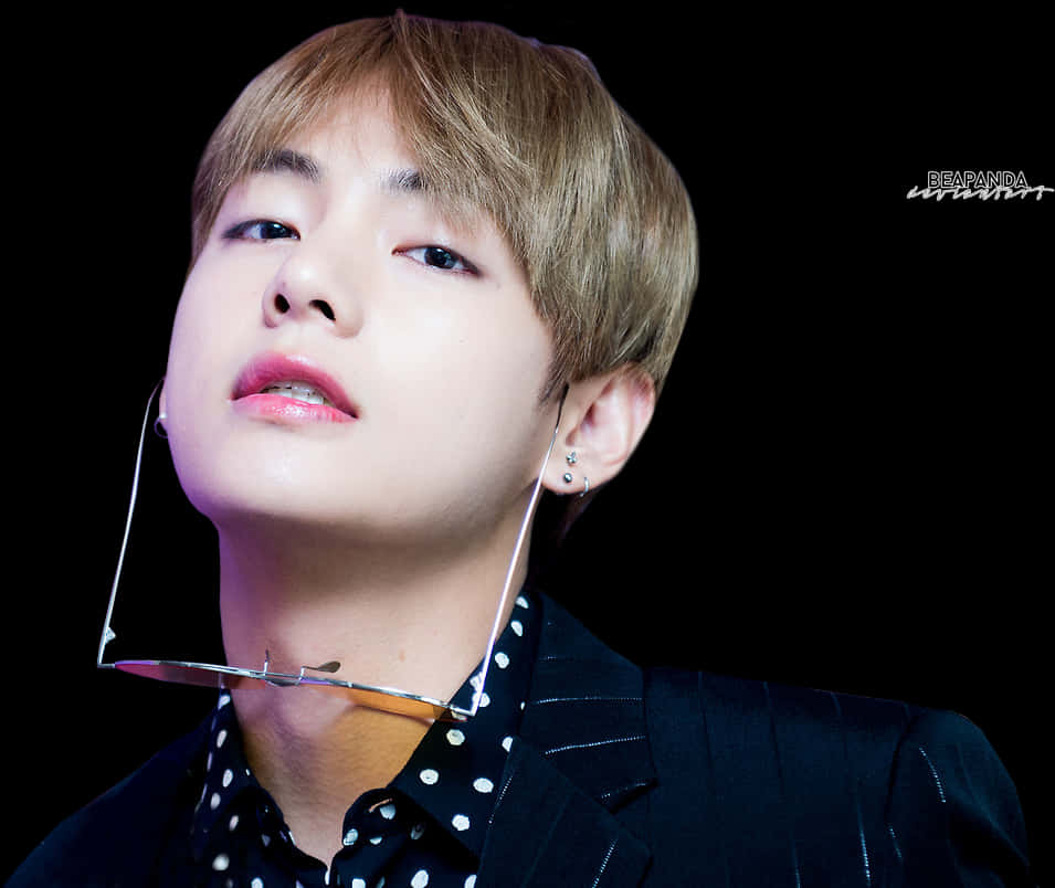BTS 桌布 壁紙 — 一位淺棕色頭髮、粉紅色嘴唇的年輕男子，穿著黑色細條紋西裝和圓點襯衫，在黑色背景前向上凝視。