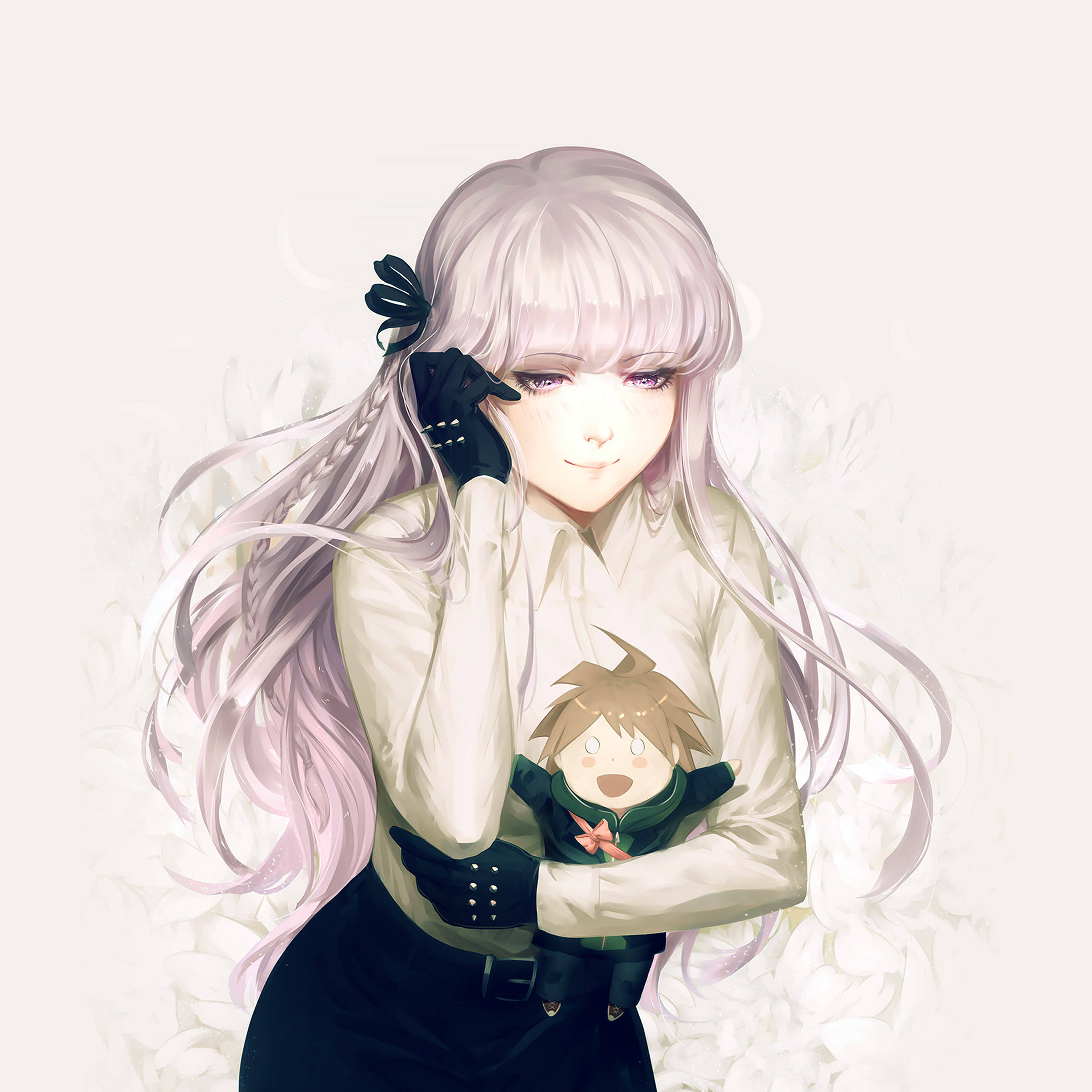 動漫藝術GIF 桌布 壁紙 — 一位淺色頭髮的動漫女孩，身穿白襯衫和黑色手套，在柔和的花卉背景中輕輕抱著一個快樂的小娃娃。