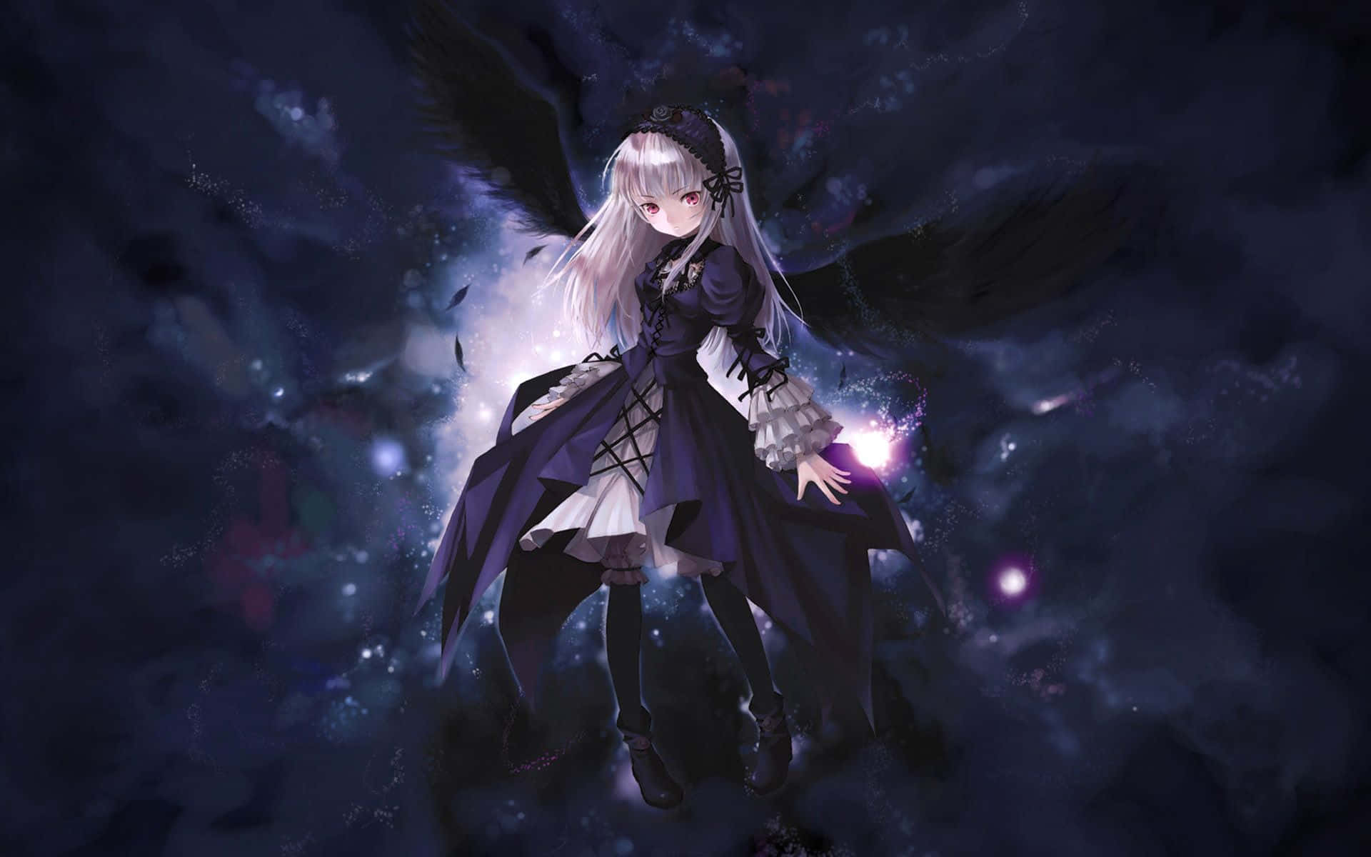 Dark Anime Girl 桌布 壁紙 — 一位淺色頭髮的動漫女孩，長著黑色翅膀，漂浮在宇宙虛空中，發光的紫色能量在她深色哥德式連衣裙周圍旋轉。