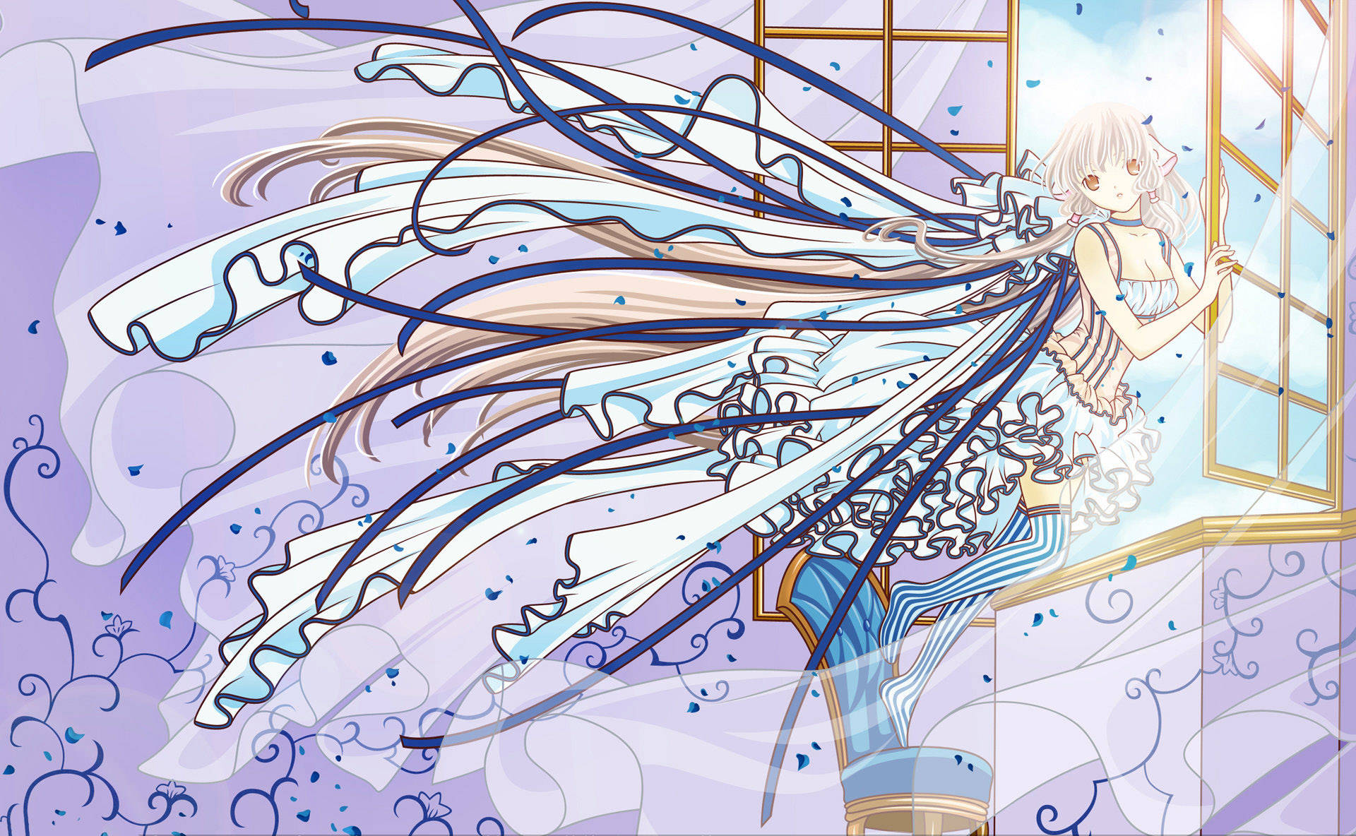 Chobits 桌布 壁紙 — 一位淺色頭髮的動漫女孩穿著藍色荷葉邊連衣裙站在窗邊，她長長的飄逸頭髮和裙子在柔和的紫色和藍色燈光下戲劇性地飄揚。