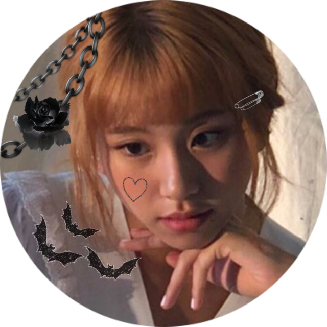 twice 桌布 壁紙 — 一位淺色頭髮的年輕女性，臉頰上畫著一顆心，被黑玫瑰、鎖鏈和蝙蝠包圍。