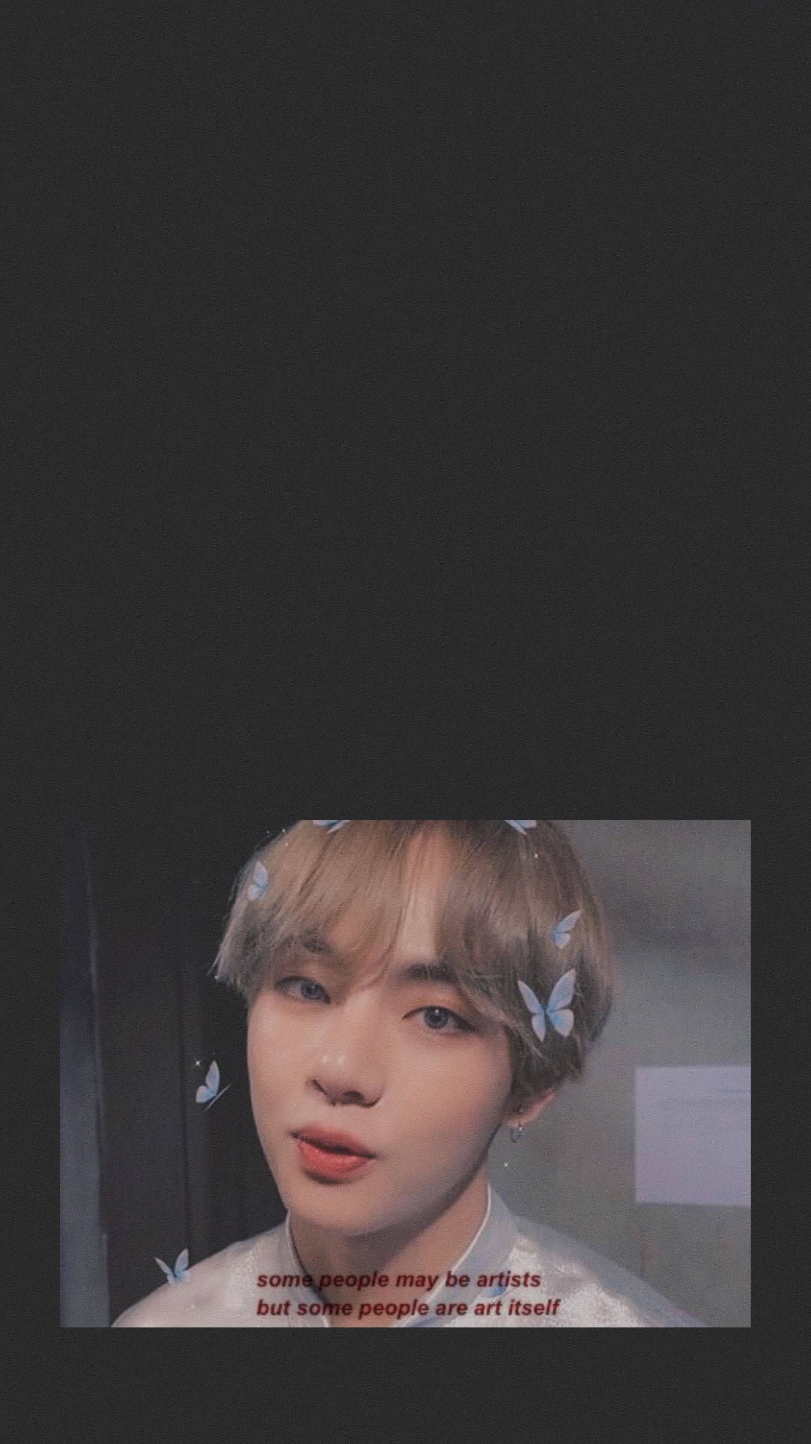 kim taehyung 桌布 壁紙 — 一位淺色頭髮的年輕男子，蝴蝶在他頭部周圍飄浮，背景為深色。