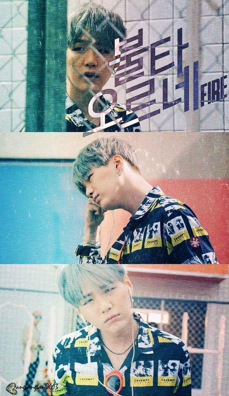Suga Bts 桌布 壁紙 — 一位淺色頭髮的年輕男子穿著圖案襯衫，出現在三個疊加的框架中，對著帶有韓文文字和雨效果的瓷磚牆，表情深思而強烈。