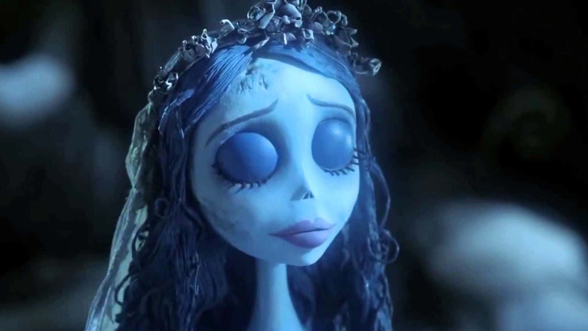 corpse bride 桌布 壁紙 — 一位淺藍色皮膚的動畫新娘，大眼睛戴著骷髏頭冠，在昏暗場景中溫柔凝視。