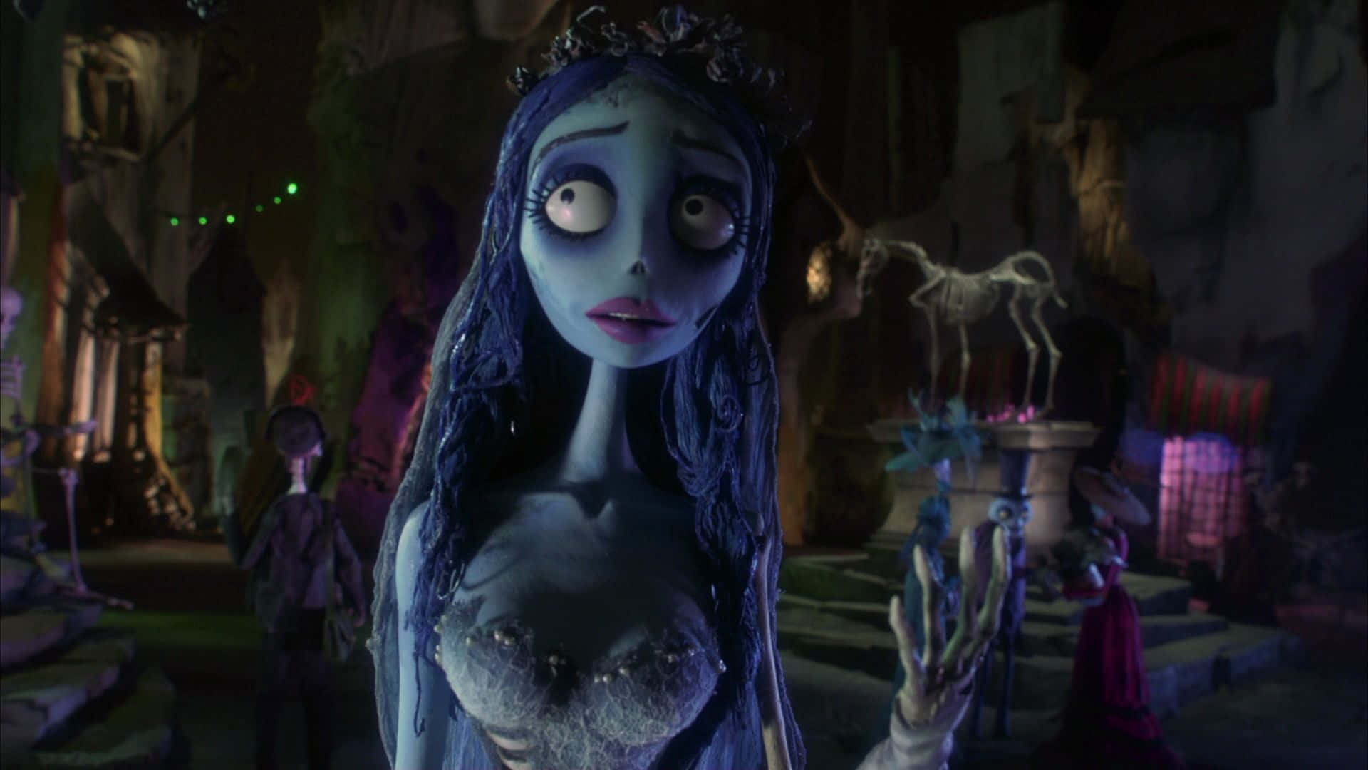corpse bride 桌布 壁紙 — 一位淺藍色皮膚的動畫新娘，長長的黑髮戴著皇冠，站在燈光昏暗的哥德式墓地中，周圍有骷髏人物和發光的綠色燈光。