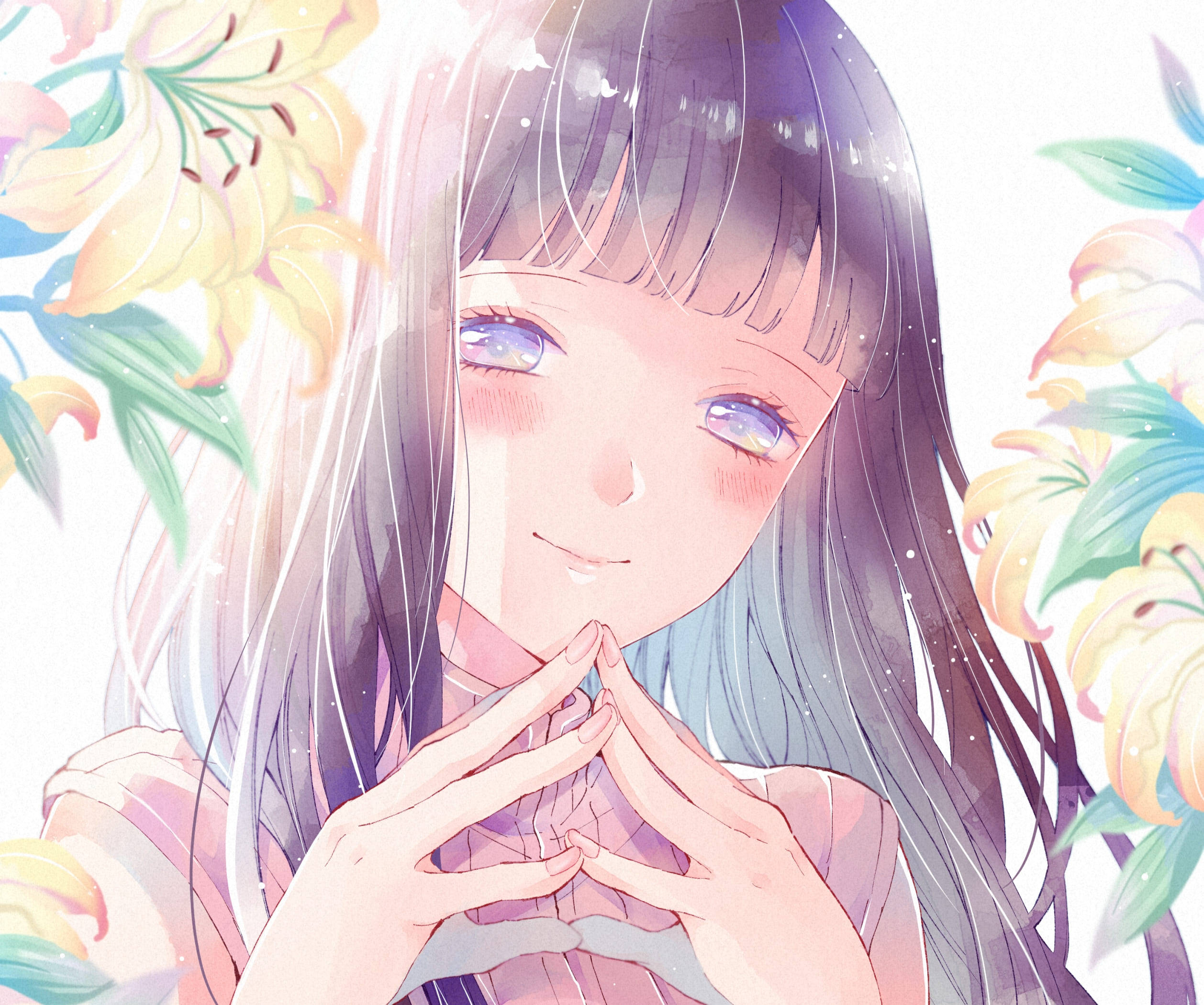 日向 桌布 壁紙 — 一位溫柔的動漫女孩，紫色頭髮和藍色眼睛，在發光的黃色百合花中微笑。