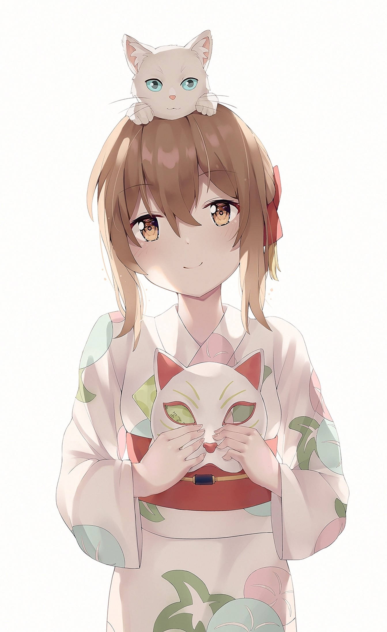 A 桌布 壁紙 — 一位溫柔的動漫女孩穿著花卉和服，手持狐狸面具，一隻小貓棲息在她的頭上，背景為純白色。