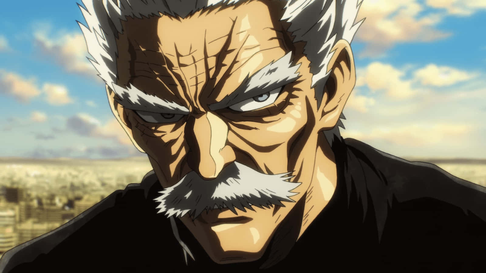 One Punch Man Bang 桌布 壁紙 — 一位激烈的動畫老人，白髮和鬍子，在明亮的藍天和散落的雲朵下兇狠地凝視。
