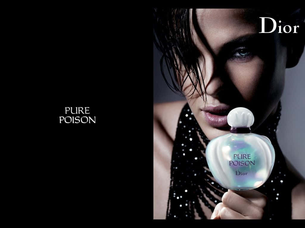 Dior 動態 桌布 壁紙 — 一位濕髮女性手持閃亮的Dior Pure Poison香水瓶，背景為純黑色。