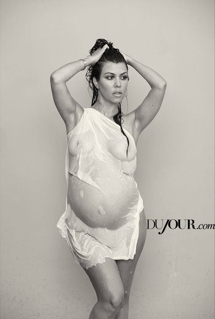 Kourtney 桌布 壁紙 — 一位濕髮孕婦站在攝影棚內，身穿透明白色衣物，雙手舉到頭部。