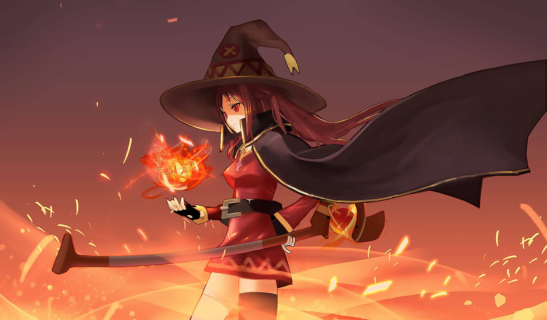 Megumin 桌布 壁紙 — 一位火熱的動漫女巫，身穿紅色連衣裙和黑色帽子，在溫暖的日落天空下揮舞著發光的火焰球體。