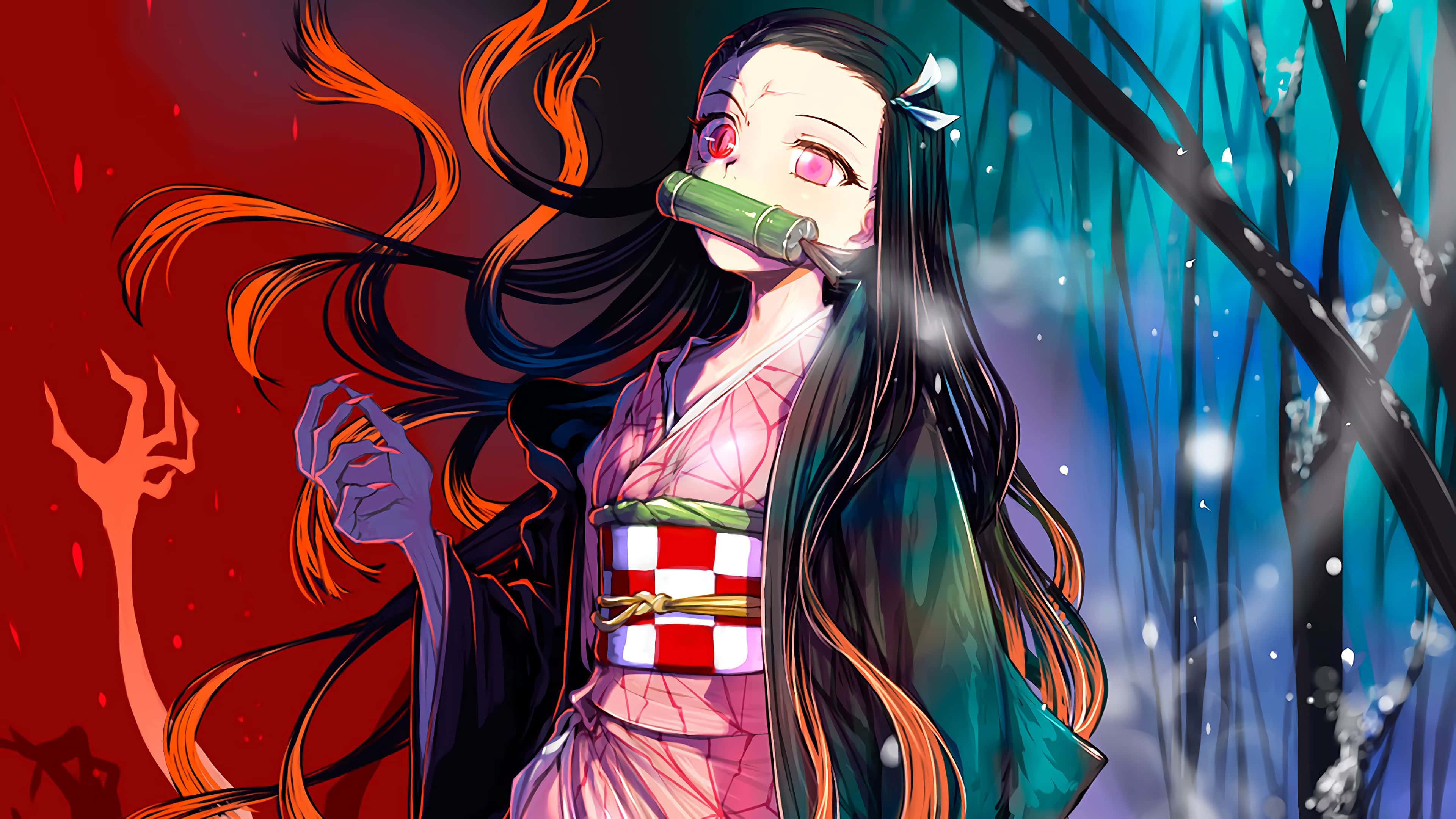 禰豆子 桌布 壁紙 — 一位火紅頭髮的動漫女孩，身穿粉紅色和服，戴著竹製口塞，站在被紅色和藍色色調分割的雪森林中。