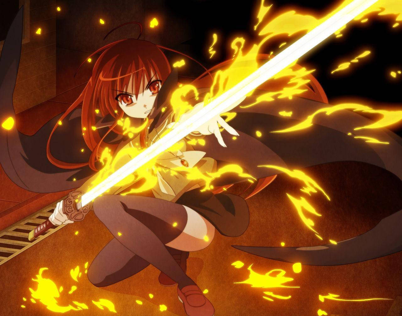 Fire Anime 桌布 壁紙 — 一位火紅頭髮的動漫女孩在爆炸性的火焰中揮舞著發光的劍，擺出戲劇性的戰鬥姿勢。