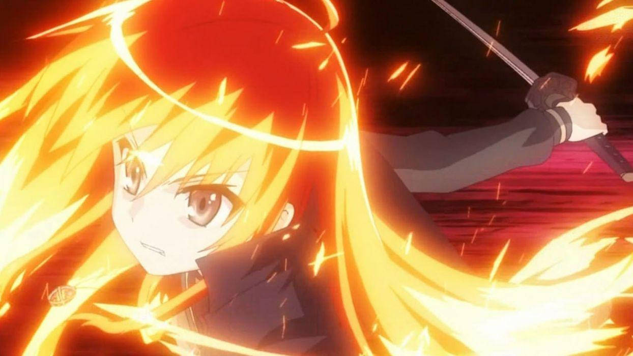 Fire Anime 桌布 壁紙 — 一位火紅頭髮的動漫女孩在黑暗背景下揮舞著發光的劍，伴隨著爆炸性的橙色火花。