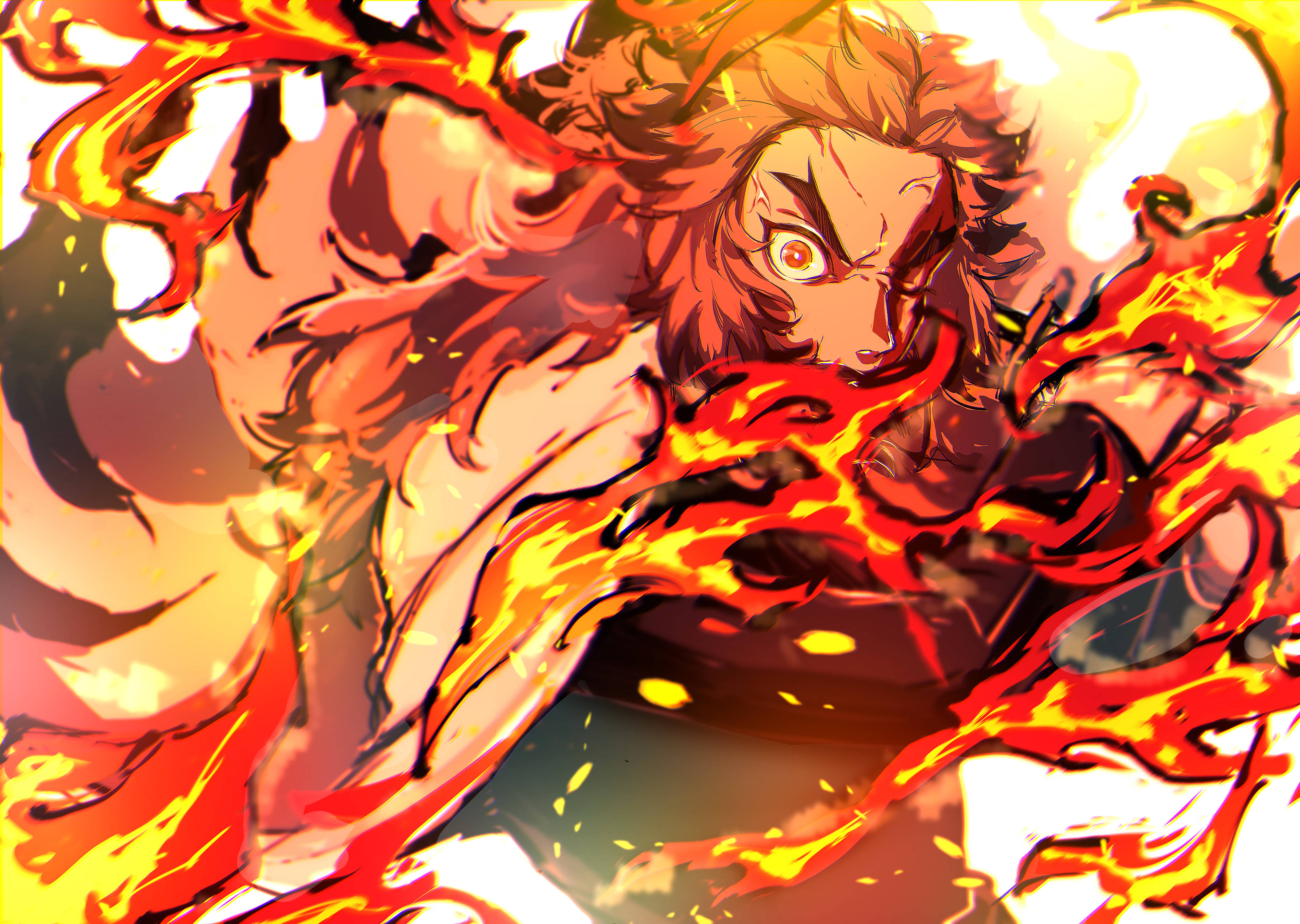 Kyojuro Rengoku 桌布 壁紙 — 一位火紅頭髮的動漫戰士咆哮著，強烈的火焰在他肌肉發達的身軀周圍旋轉，背景閃耀著光芒。