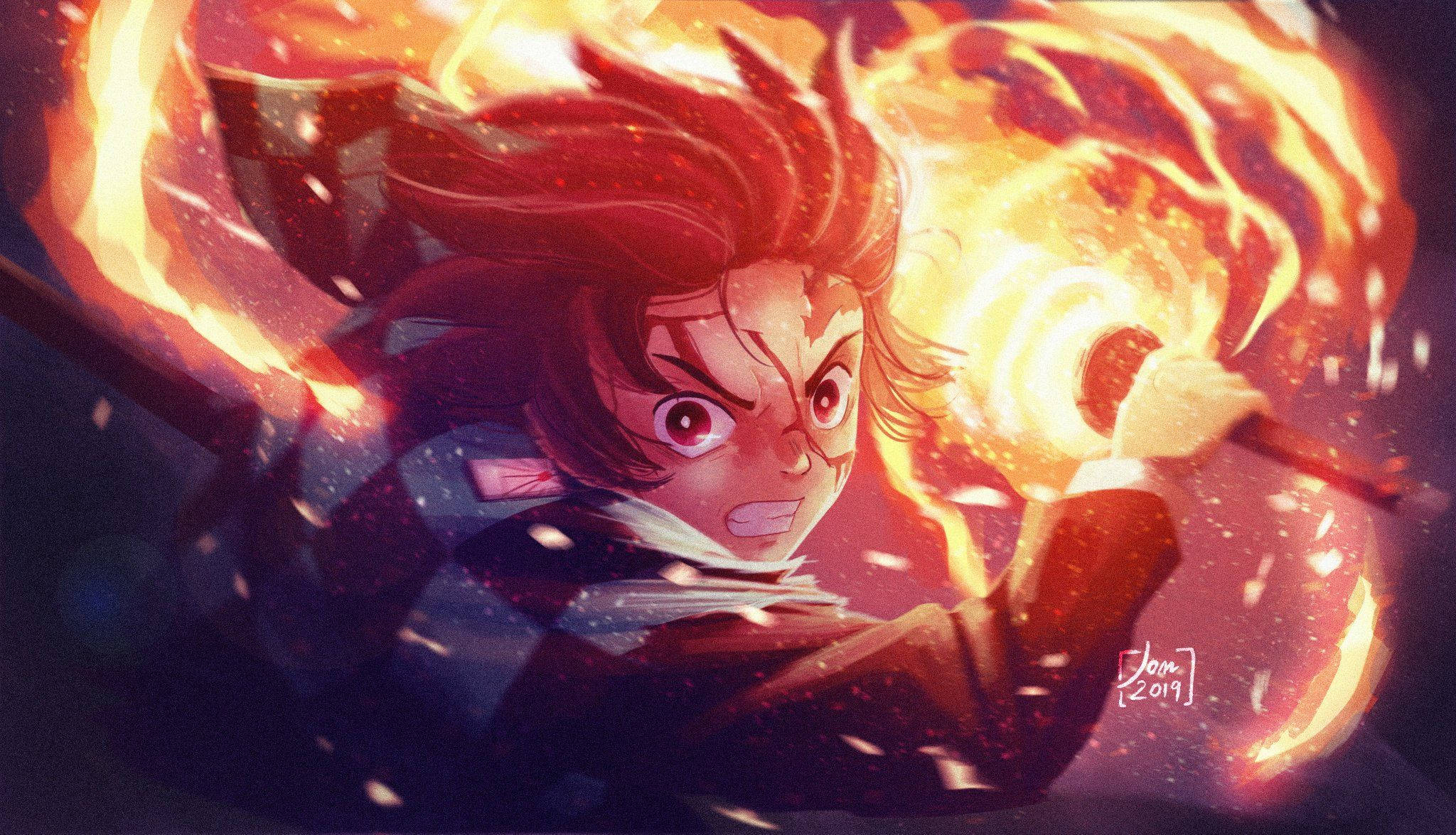 Kagura 桌布 壁紙 — 一位火紅頭髮的動漫戰士在激烈的戰鬥場景中揮舞著燃燒的劍咆哮。