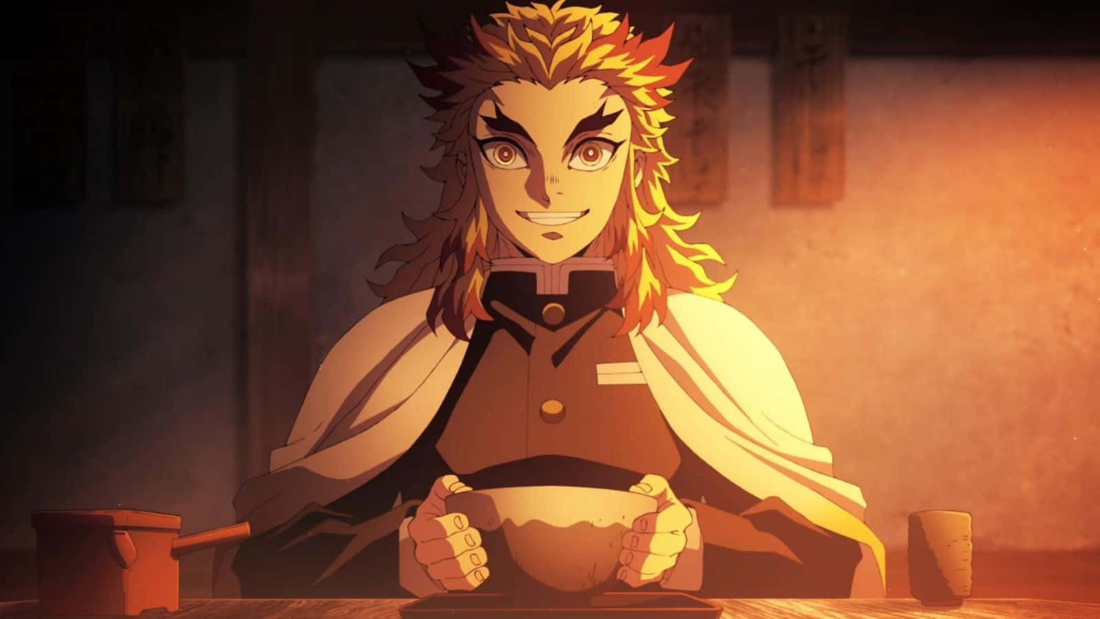 Demon Slayer Characters 桌布 壁紙 — 一位火紅頭髮的動漫戰士微笑著，在溫暖照明的質樸房間裡，抓著一個碗放在木桌上。