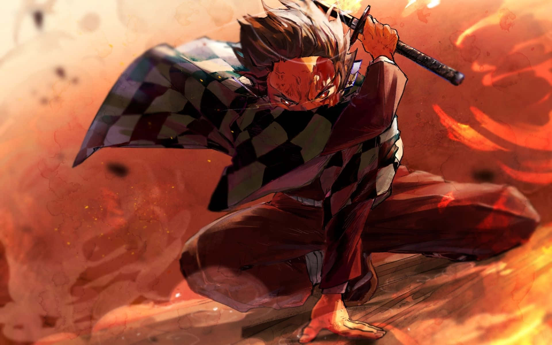 Tanjiro Kamado 桌布 壁紙 — 一位火紅頭髮的動漫戰士穿著格紋和服，在熾熱的橙色背景前蹲下揮劍。