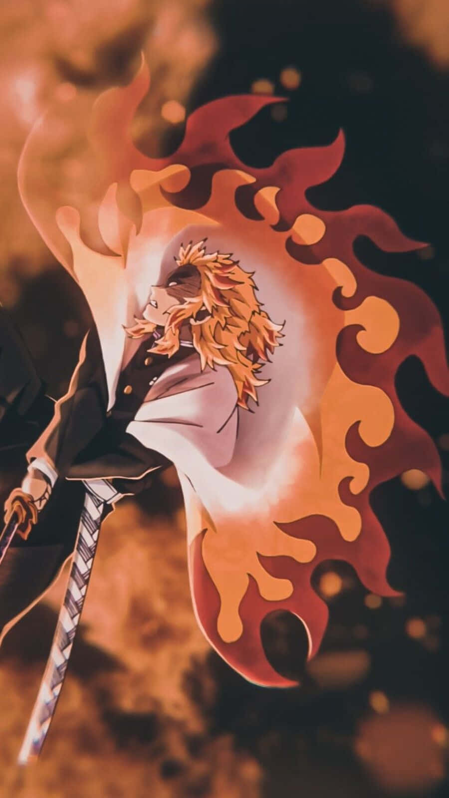 Rengoku Aesthetic 桌布 壁紙 — 一位火紅頭髮的動漫戰士身穿深色外套，在煙霧繚繞的背景中揮舞著被動態橙色火焰包圍的劍。