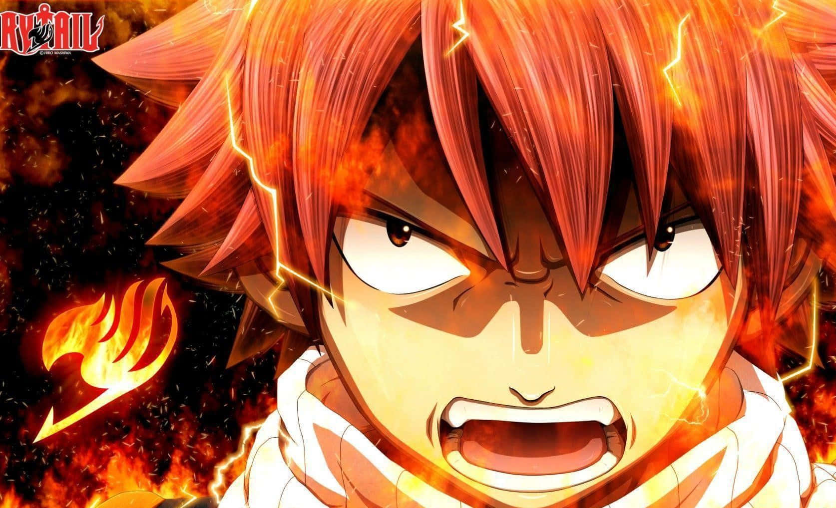 natsu dragneel 桌布 壁紙 — 一位火紅頭髮的動漫男孩在充滿火焰與閃電的動態戰鬥場景中，以銳利的眼神咆哮。