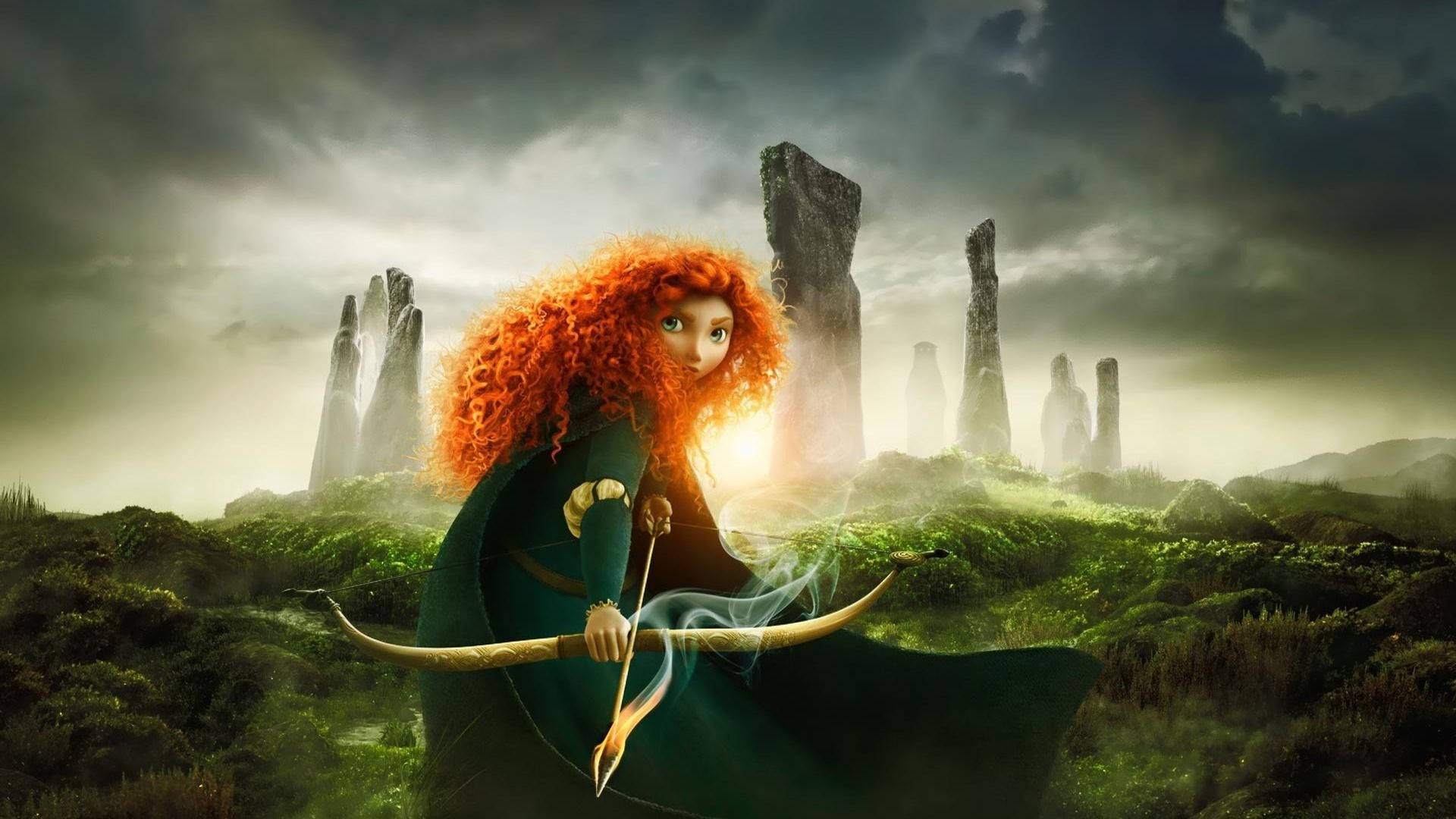Merida 桌布 壁紙 — 一位火紅頭髮的女英雄身穿綠色斗篷，手持弓箭，站在霧氣瀰漫的古老立石景觀中，天空風暴來襲。