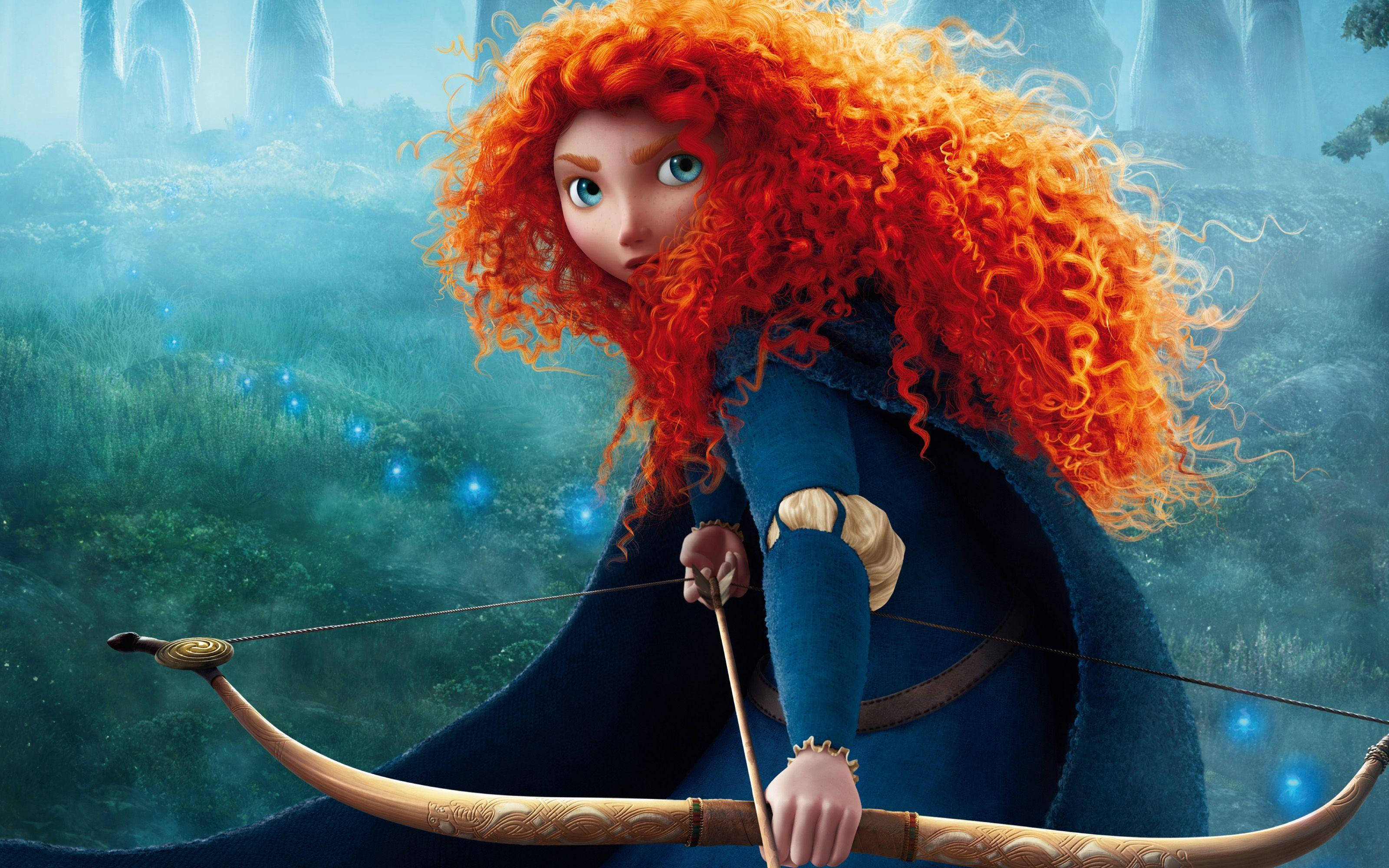 Merida 桌布 壁紙 — 一位火紅頭髮的女英雄身穿藍色斗篷，在迷霧籠罩的魔法森林中拉開木弓，周圍有發光的藍色光芒。