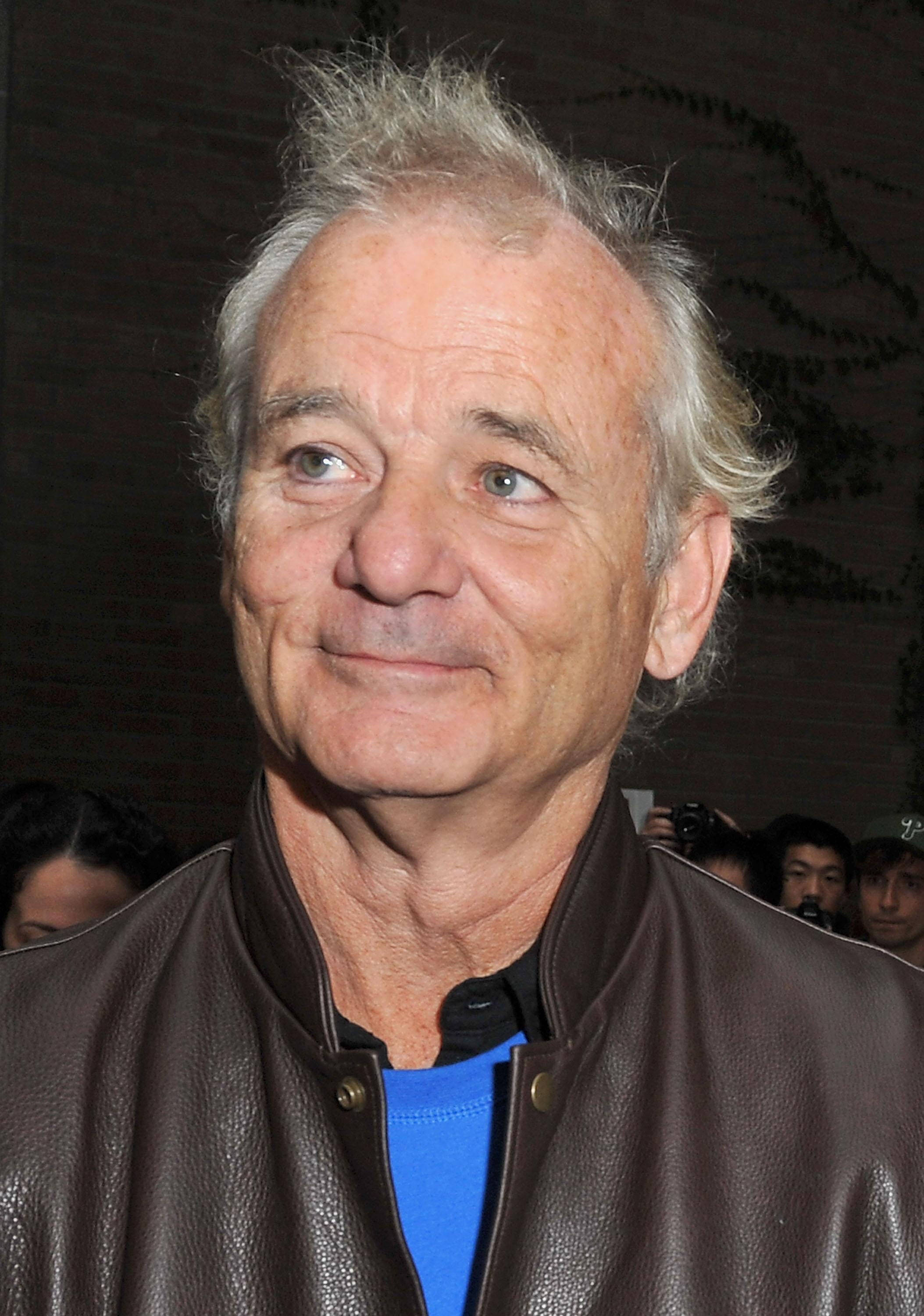 Celebrity 桌布 壁紙 — 一位灰白頭髮、微笑的年長男士身穿棕色皮夾克內搭藍色襯衫的 close-up 肖像。