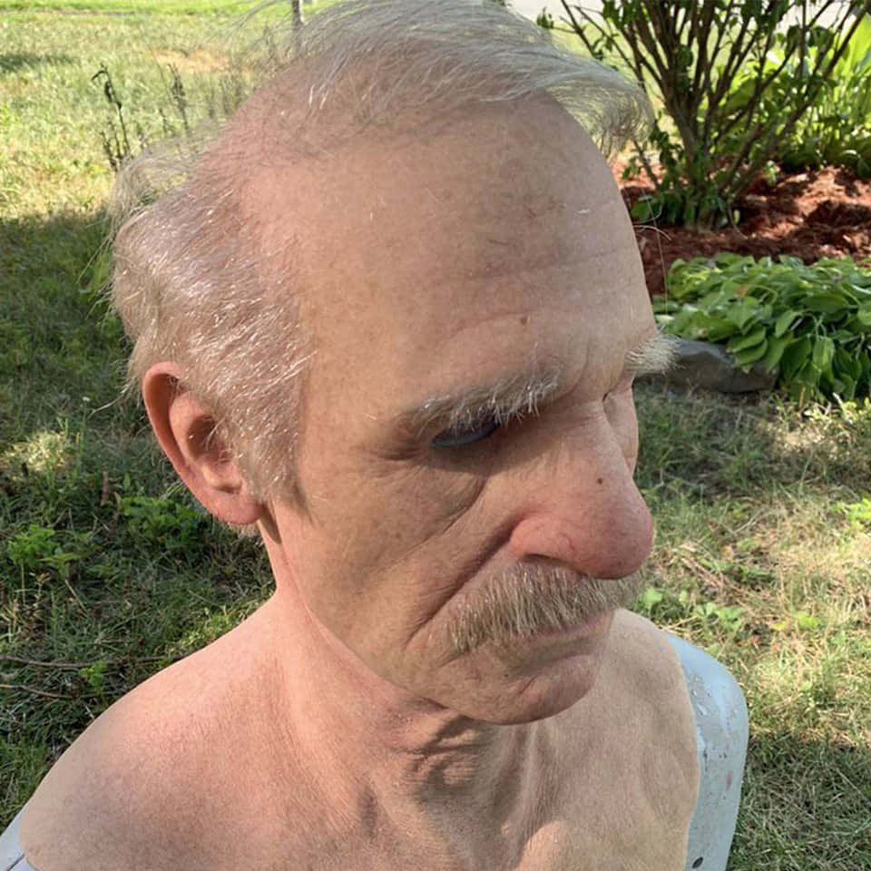 Mask 桌布 壁紙 — 一位灰白頭髮和鬍子的老年男子特寫，戶外明亮日光下。