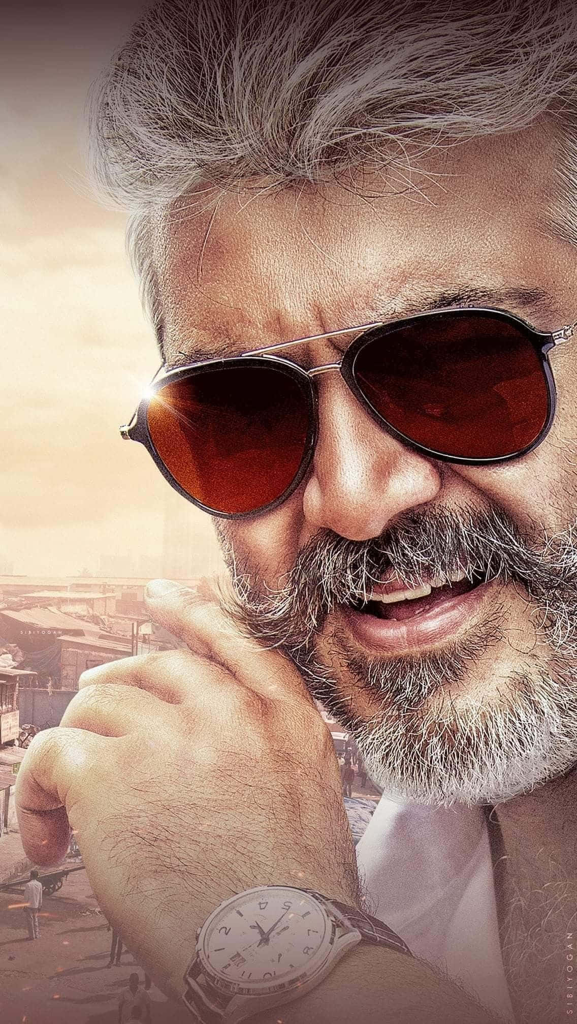 復古 桌布 壁紙 — 一位灰白頭髮和鬍鬚的男子特寫，戴著飛行員太陽眼鏡和手錶，在朦朧的城市背景下自信地微笑。