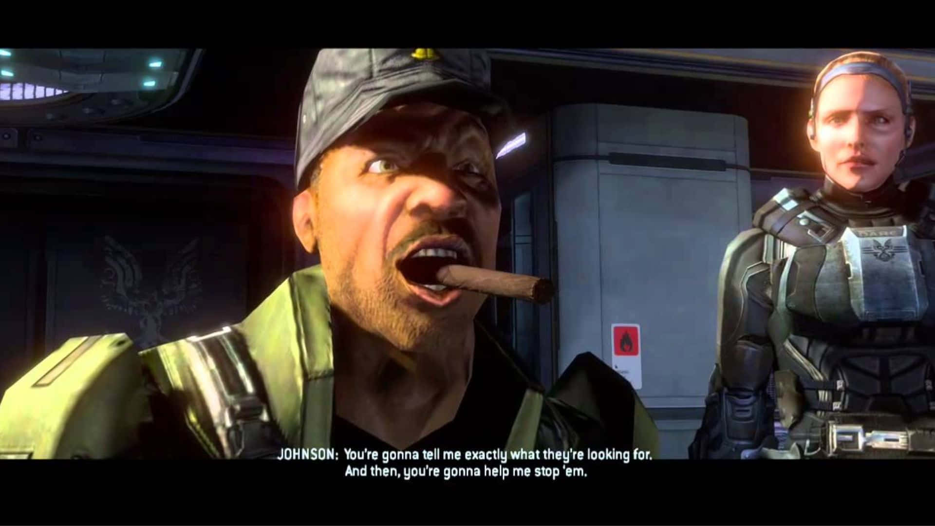 Sergeant Johnson 桌布 壁紙 — 一位灰白頭髮的士兵嘴裡叼著雪茄，在太空船走廊裡，旁邊一位身穿未來盔甲的女兵正緊急大喊。
