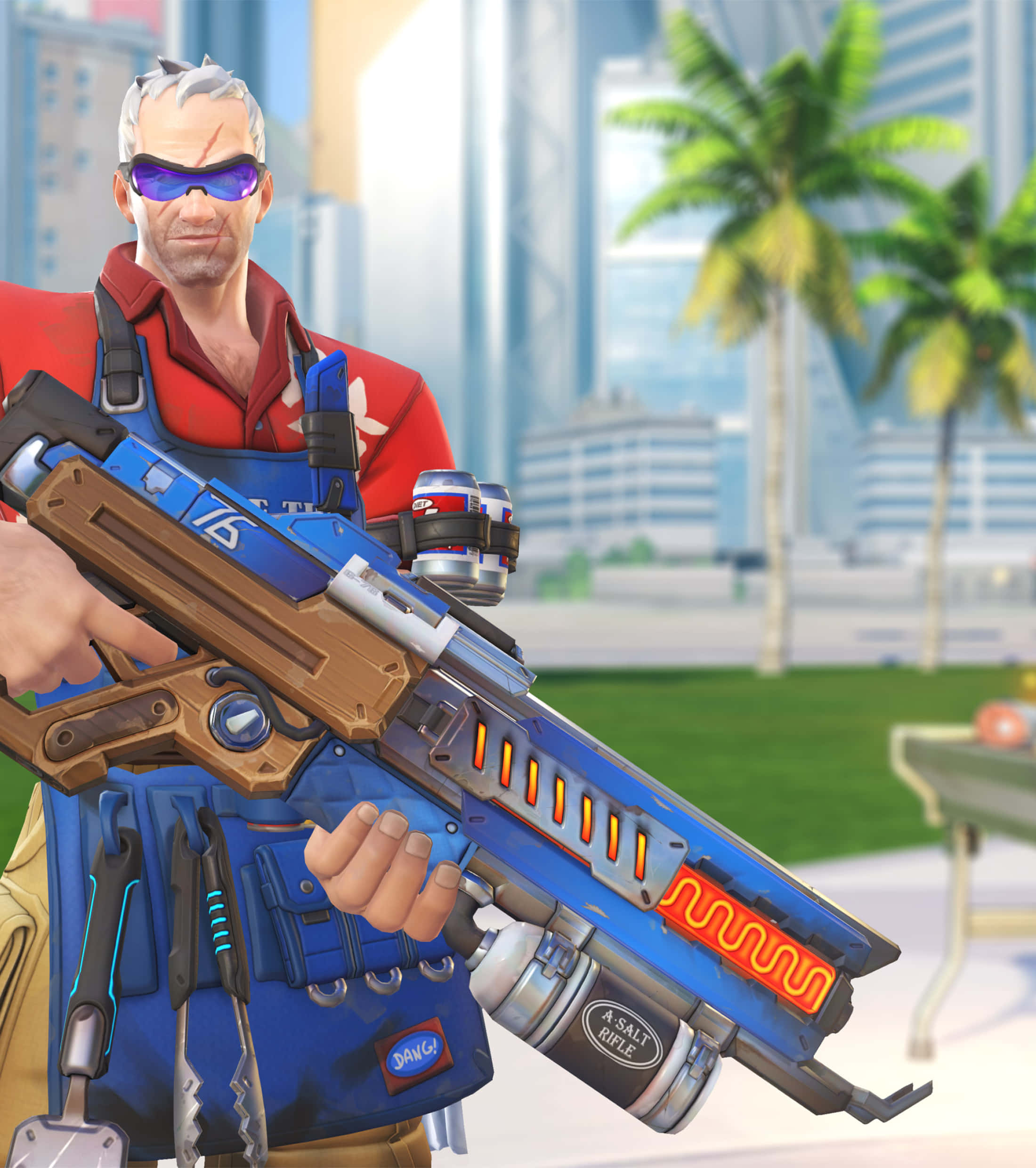 Soldier 76 桌布 壁紙 — 一位灰白頭髮的男人，身穿紅色襯衫和藍色背心，在陽光普照、有棕櫚樹的城市背景下，手持一把未來風格的藍橙色武器。