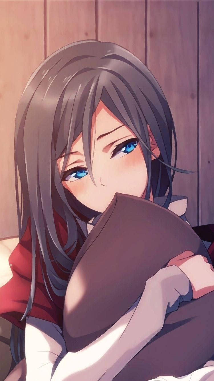 Anime Girl Phone 桌布 壁紙 — 一位灰色頭髮、藍色眼睛的年輕動漫女孩抱著枕頭，靠在木牆上休息。