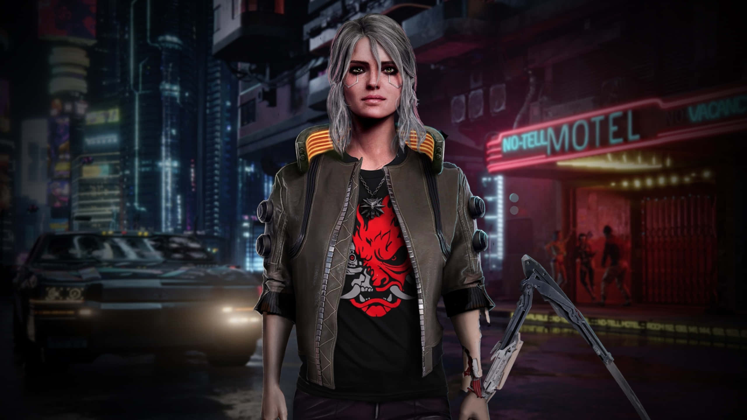 game 桌布 壁紙 — 一位灰髮、身穿紅色惡魔T恤的賽博龐克女性，站在霓虹燈閃爍的城市街道上，手持武器。