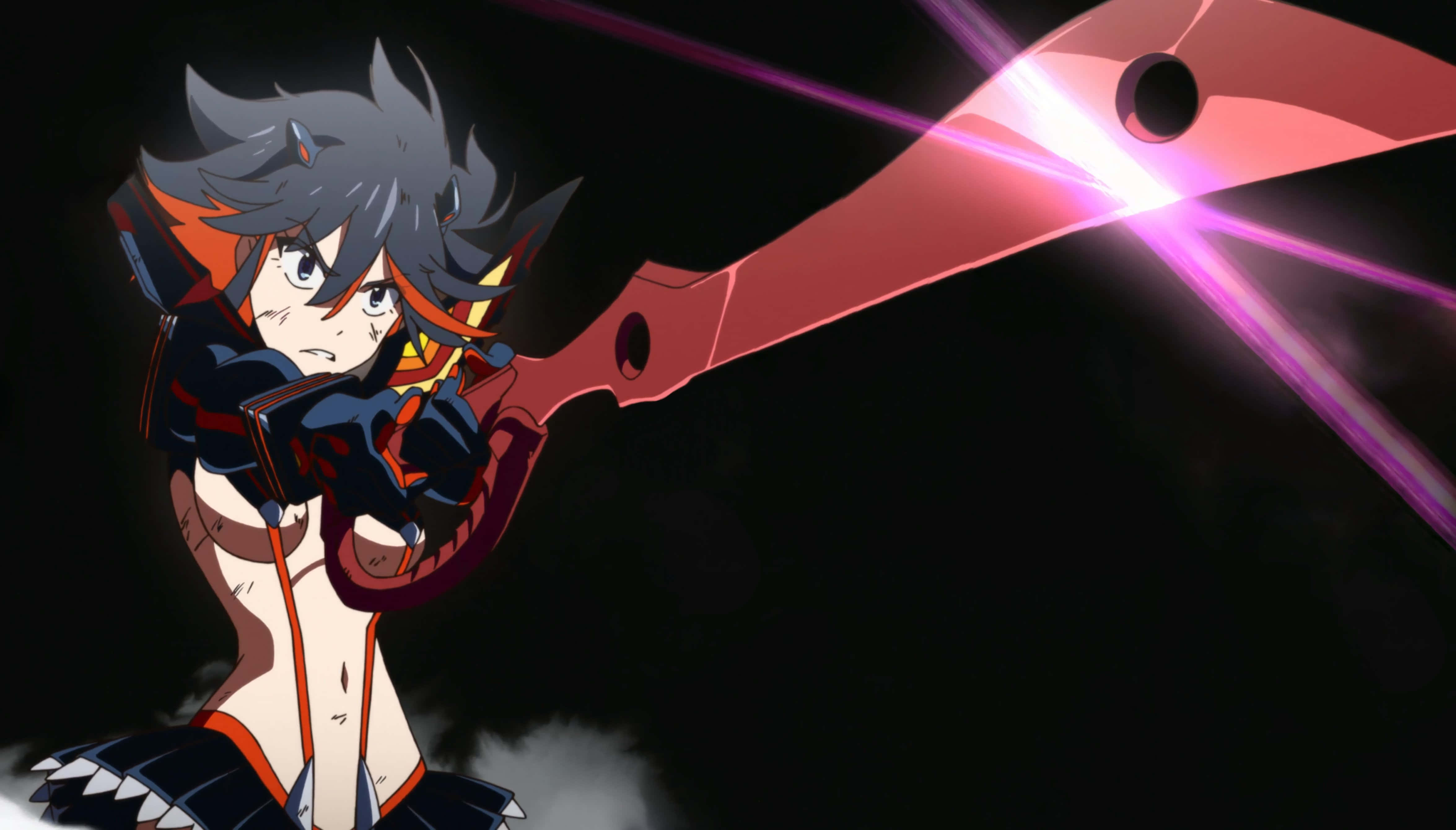 Kill La Kill Senketsu 桌布 壁紙 — 一位灰髮動漫女孩在煙霧瀰漫的黑暗背景中揮舞著發光的粉紅色劍。