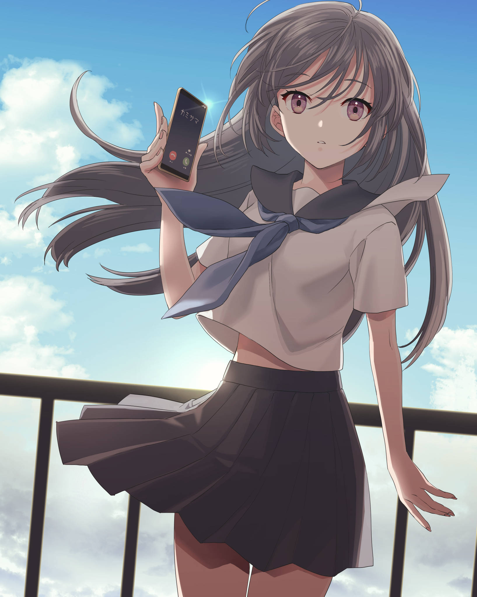 動漫手機 桌布 壁紙 — 一位灰髮動漫女孩穿著校服，在藍天白雲下拿著顯示通話畫面的手機。