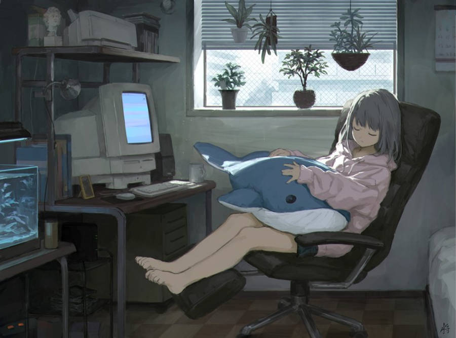 Sleeping 桌布 壁紙 — 一位灰髮女孩安詳地坐在椅子上休息，抱著一個藍色海豚抱枕，身處一個舒適、略顯凌亂的復古臥室，內有復古電腦和盆栽植物。