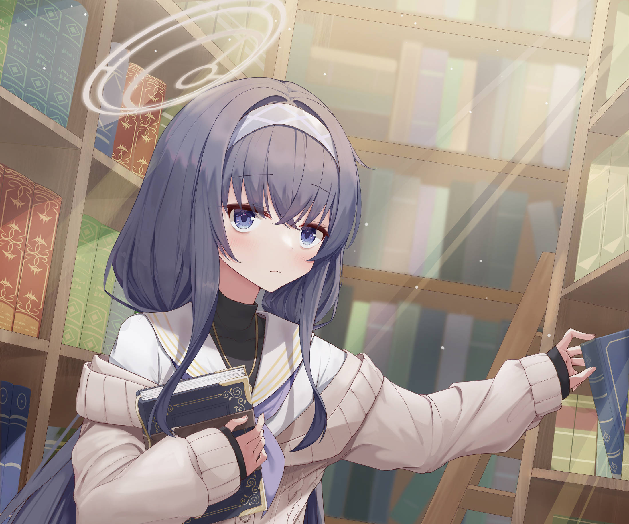 電玩遊戲 桌布 壁紙 — 一位灰髮帶光環的寧靜動漫女孩站在陽光普照的圖書館裡，手持一本書。