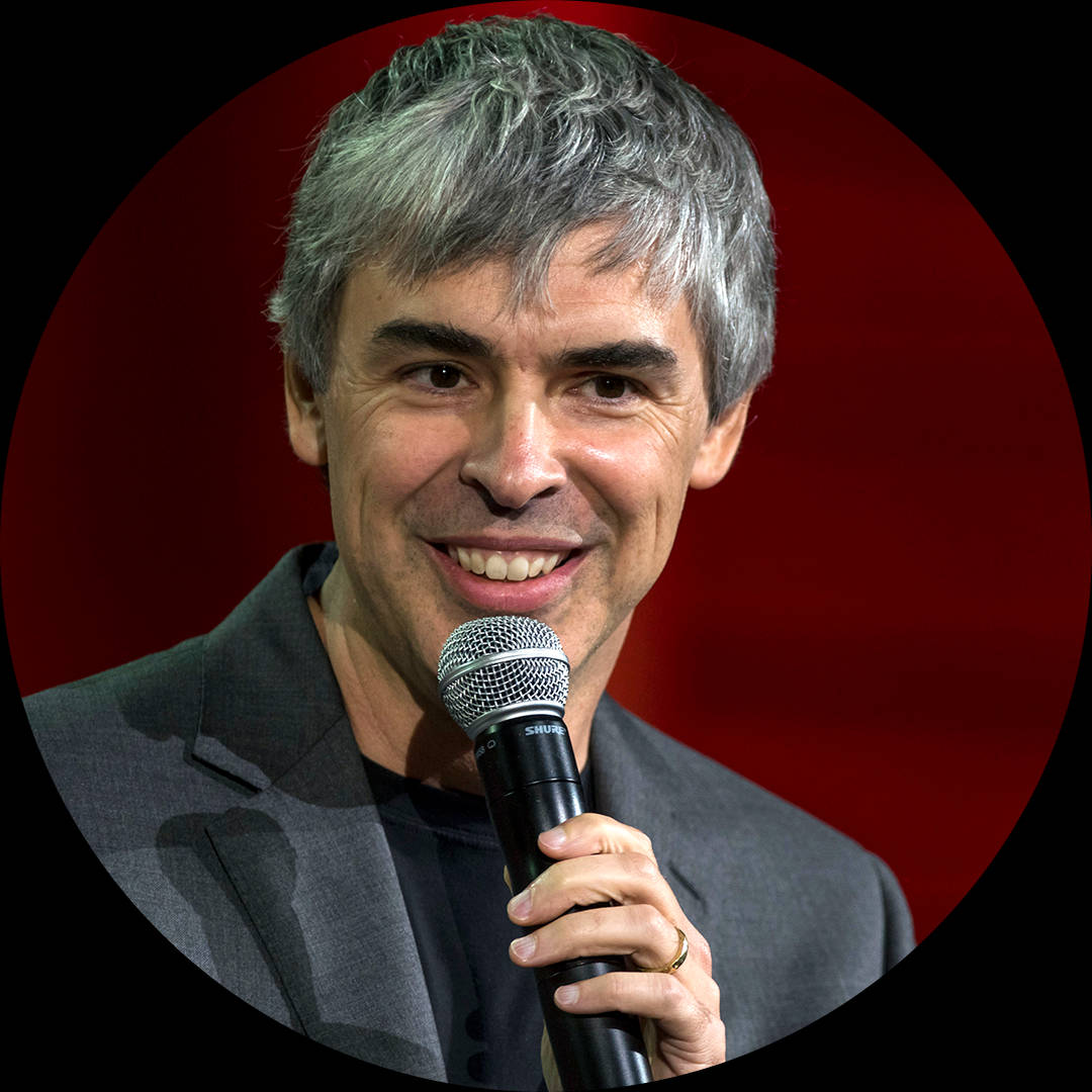 google 桌布 壁紙 — 一位灰髮微笑的男子在圓形紅色背景前拿著麥克風。