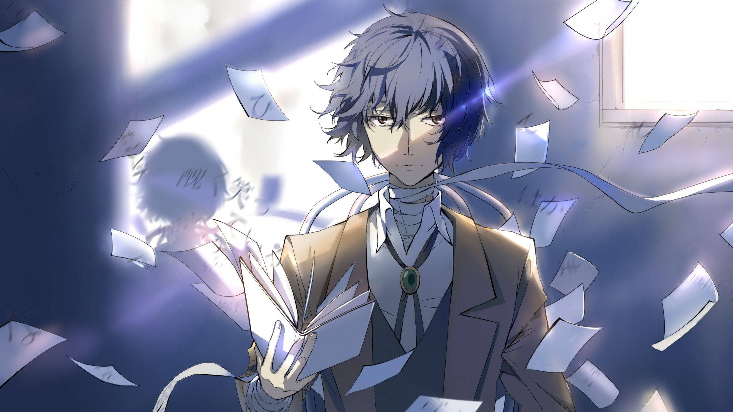 Dazai 桌布 壁紙 — 一位灰髮的年輕動漫男子在陽光充足的房間裡拿著一本打開的書，紙張在他周圍旋轉。