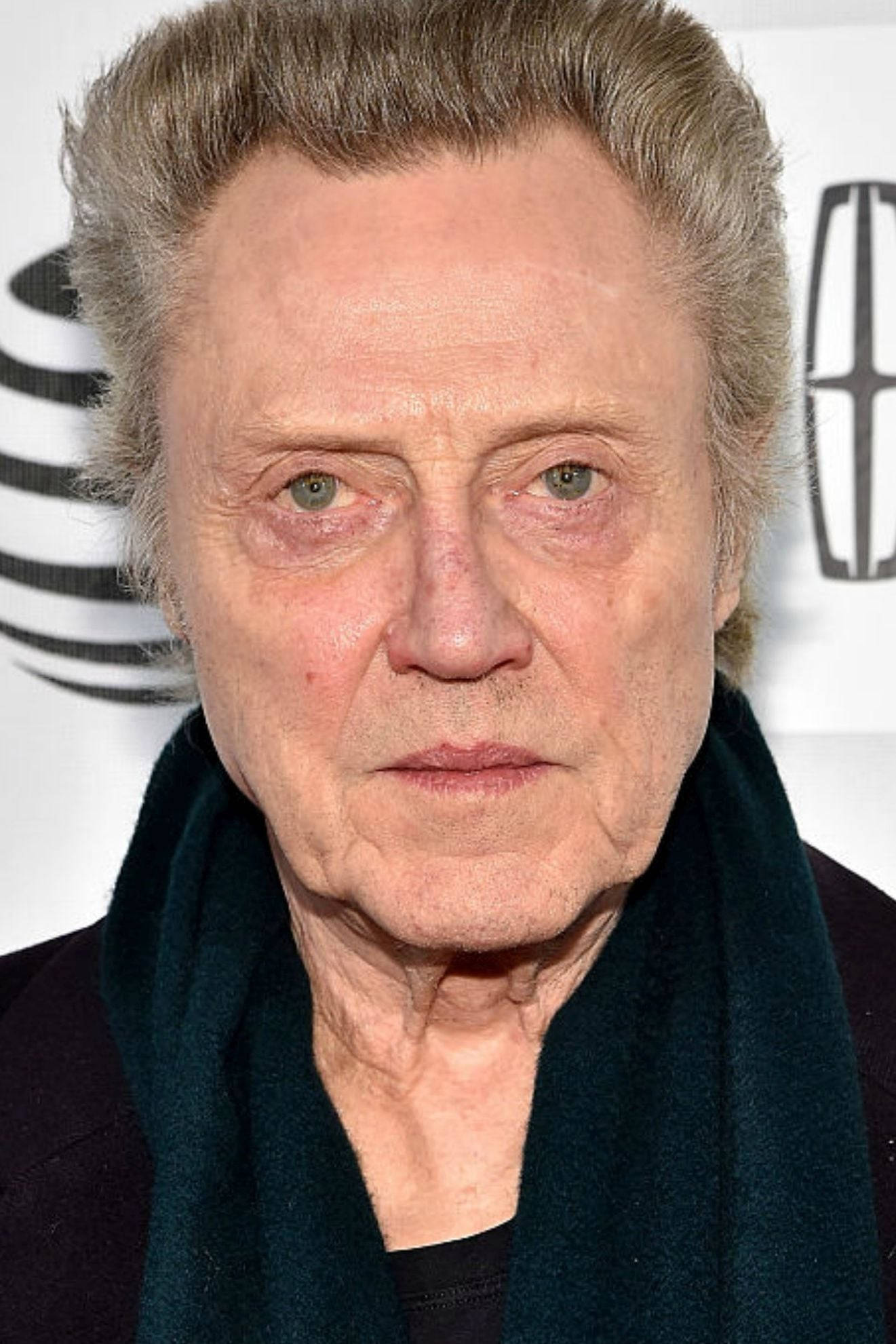Celebrity 桌布 壁紙 — 一位灰髮綠眼的長者男士在正式場合戴著深色圍巾的特寫肖像。