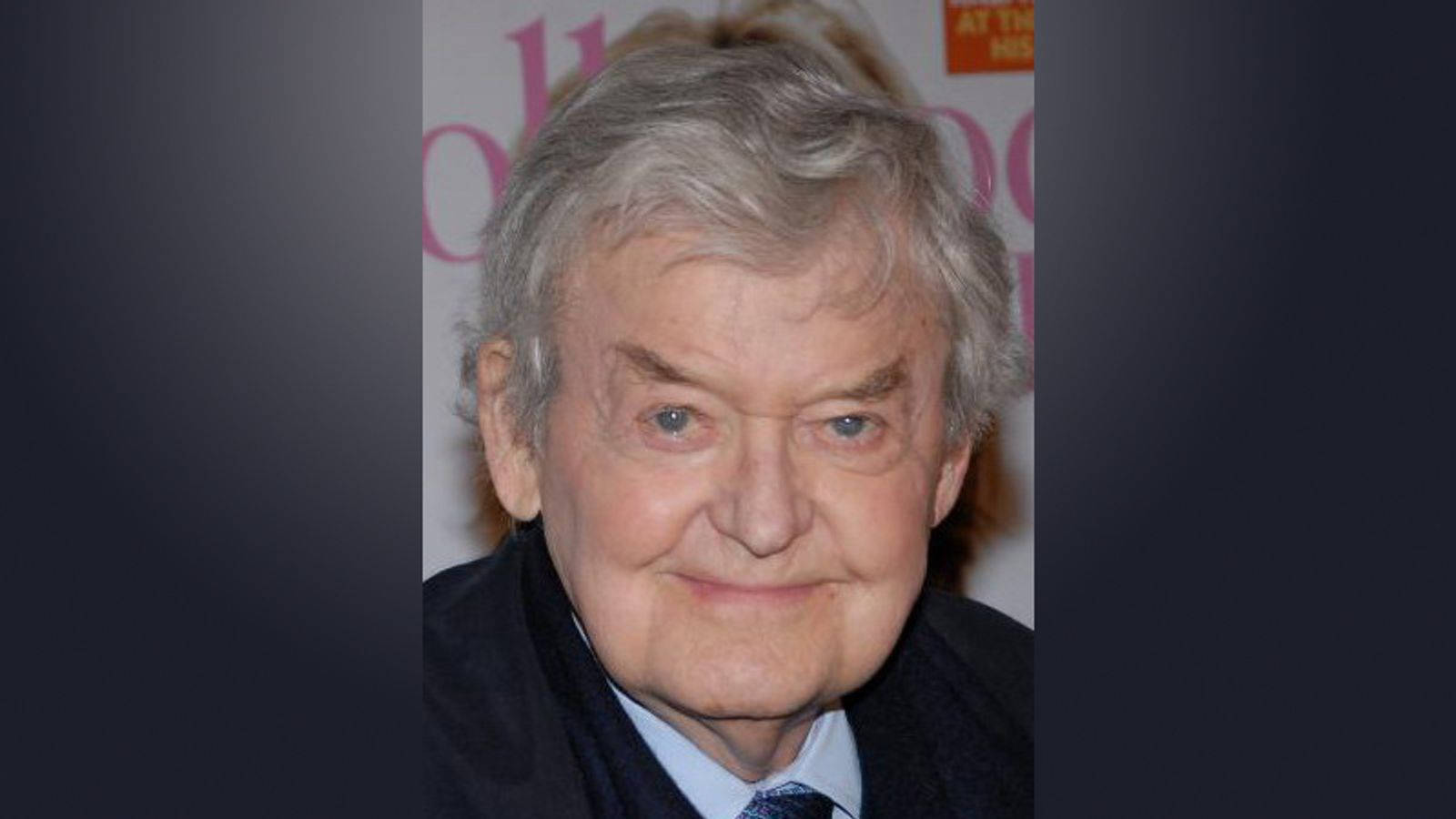 Celebrity 桌布 壁紙 — 一位灰髮藍眼的長者穿著深色西裝和領帶出席正式活動的特寫肖像。