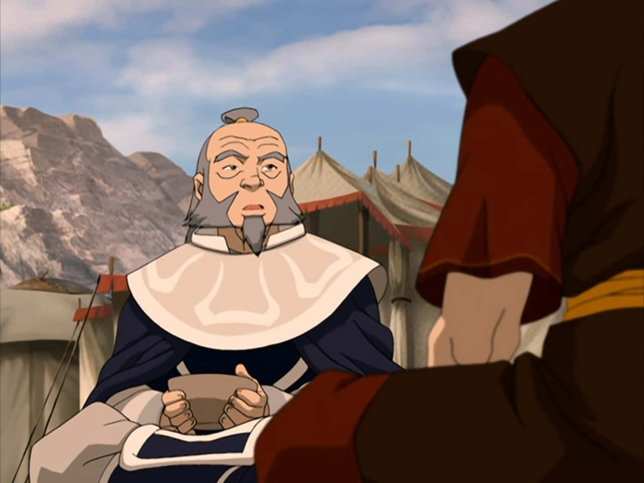 Uncle Iroh 桌布 壁紙 — 一位灰鬍鬚的老年動畫男子穿著傳統長袍坐在營地中，在藍天下手持碗，背後有山脈。
