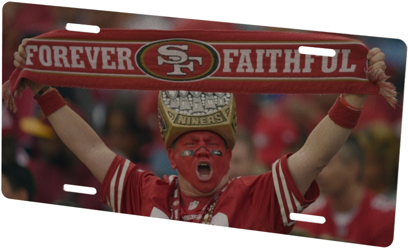 標誌 桌布 壁紙 — 一位熱情的舊金山49人隊球迷高舉雙臂，拿著「Forever Faithful」圍巾和冠軍皇冠大聲尖叫。