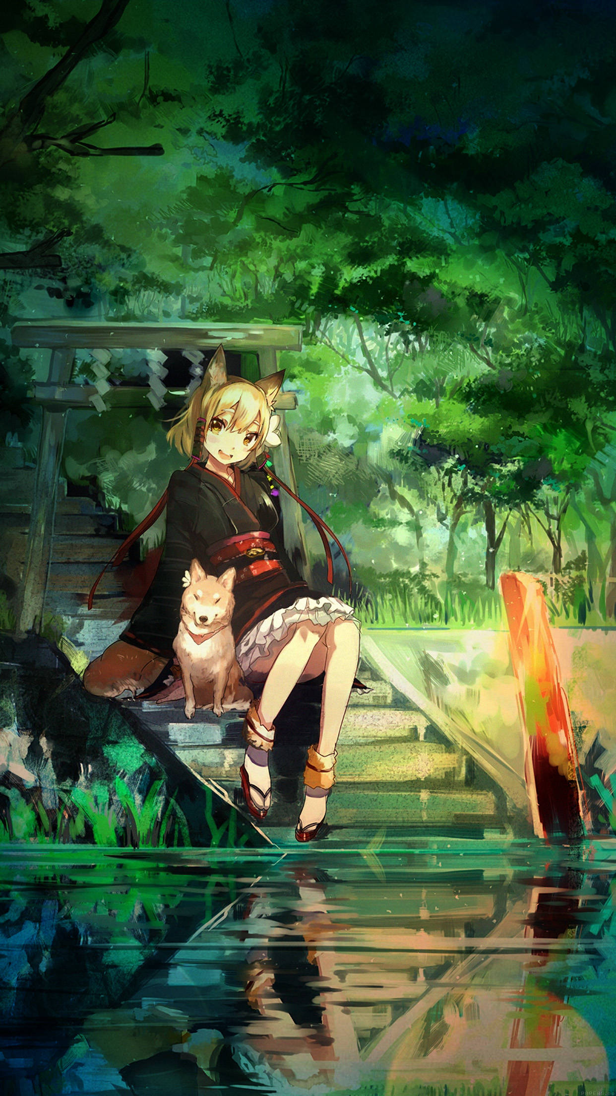 Dog And Girl 桌布 壁紙 — 一位狐耳少女身穿和服，與一隻小狗坐在長滿青苔的神社旁的石階上，周圍是茂密的綠色森林和倒映的水面。