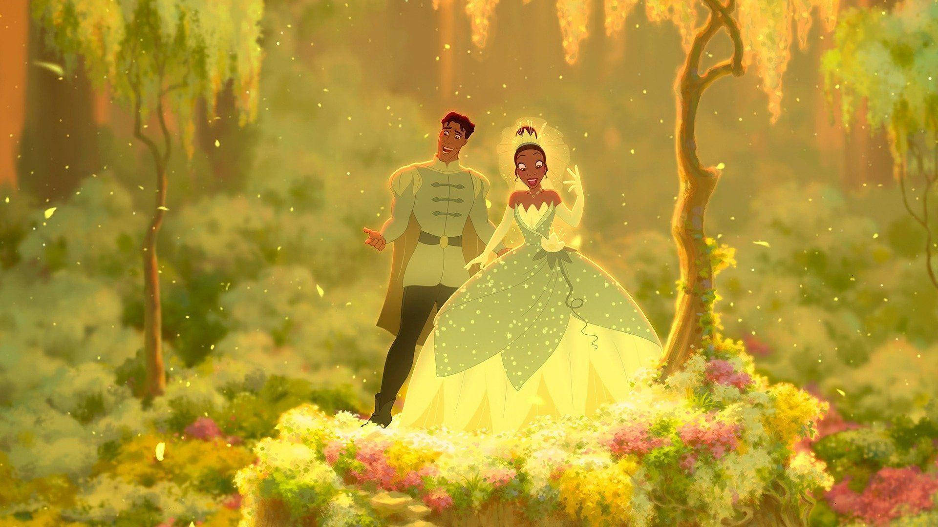 Princess 桌布 壁紙 — 一位王子和公主手牽手站在陽光明媚的魔法森林中，到處都是發光的花朵和垂掛的藤蔓。