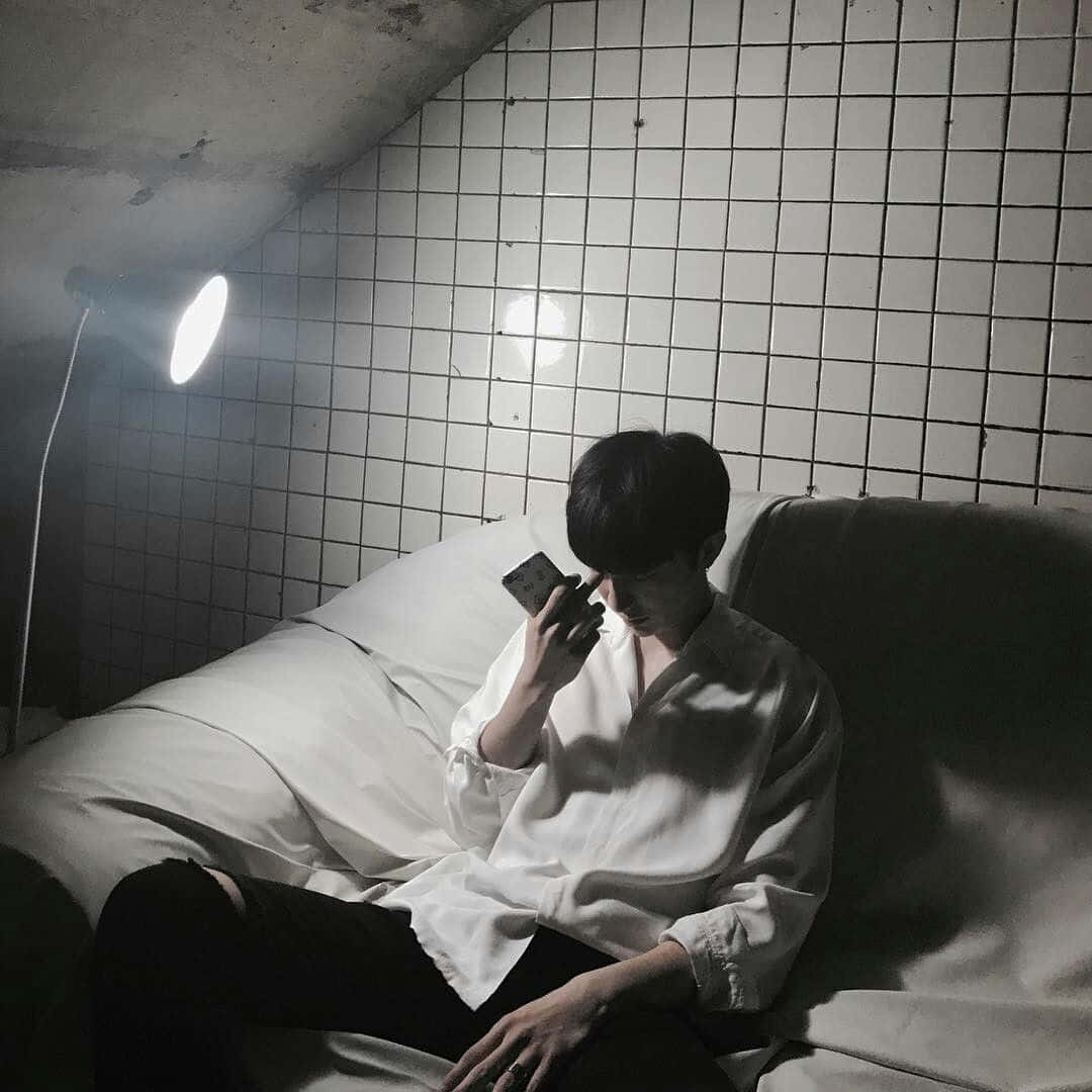 一位男子坐在床上 壁紙
